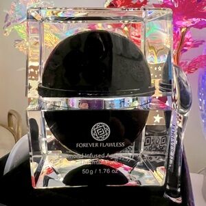 Forever Flawless Black Diamond -
Diamond Infused AgeDefying Thermal Mask 1.76 oz